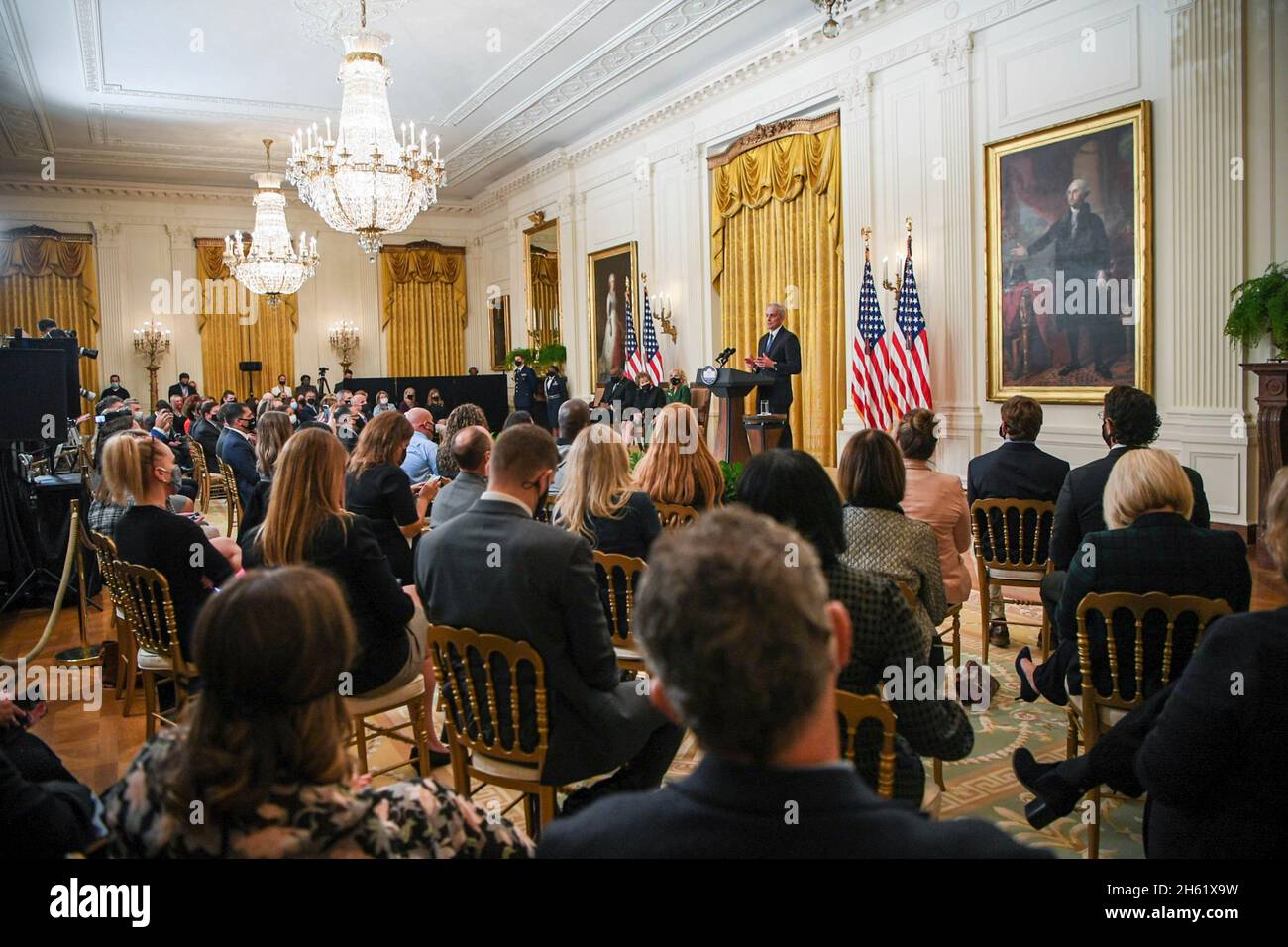 Washington, Vereinigte Staaten von Amerika. 10. November 2021. Denis McDonough, Sekretär für Veteranenangelegenheiten, spricht bei einer Veranstaltung zu Ehren von Kinderbetreuern von Veteranen- und Militärfamilien, die von First Lady Jill Biden im Ostsaal des Weißen Hauses veranstaltet wird, 10. November 2021 in Washington, D.C., Quelle: SSGT. Jack Sanders/DOD Foto/Alamy Live News Stockfoto