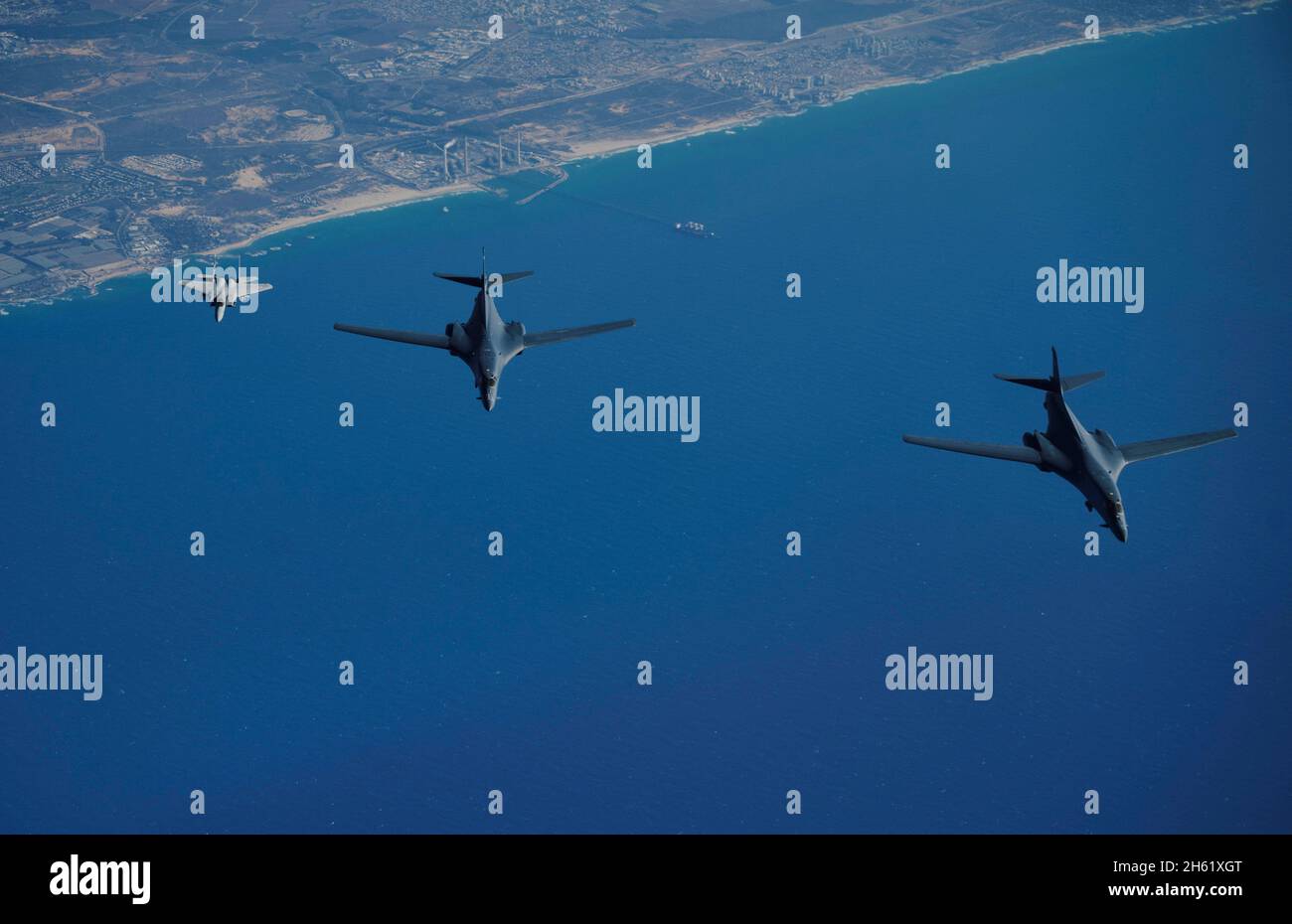 Rotes Meer, Israel. November 2021. Strategische Bomber der US Air Force B1-B Lancer fliegen eine Bomber Task Force-Mission zusammen mit einer Eskorte der israelischen Air Force F-15I Eagle-Kampfflugzeuge vom 11. November 2021 über dem Roten Meer. Kredit: TSgt. Christopher Ruano/Planetpix/Alamy Live News Credit: Planetpix/Alamy Live News Stockfoto