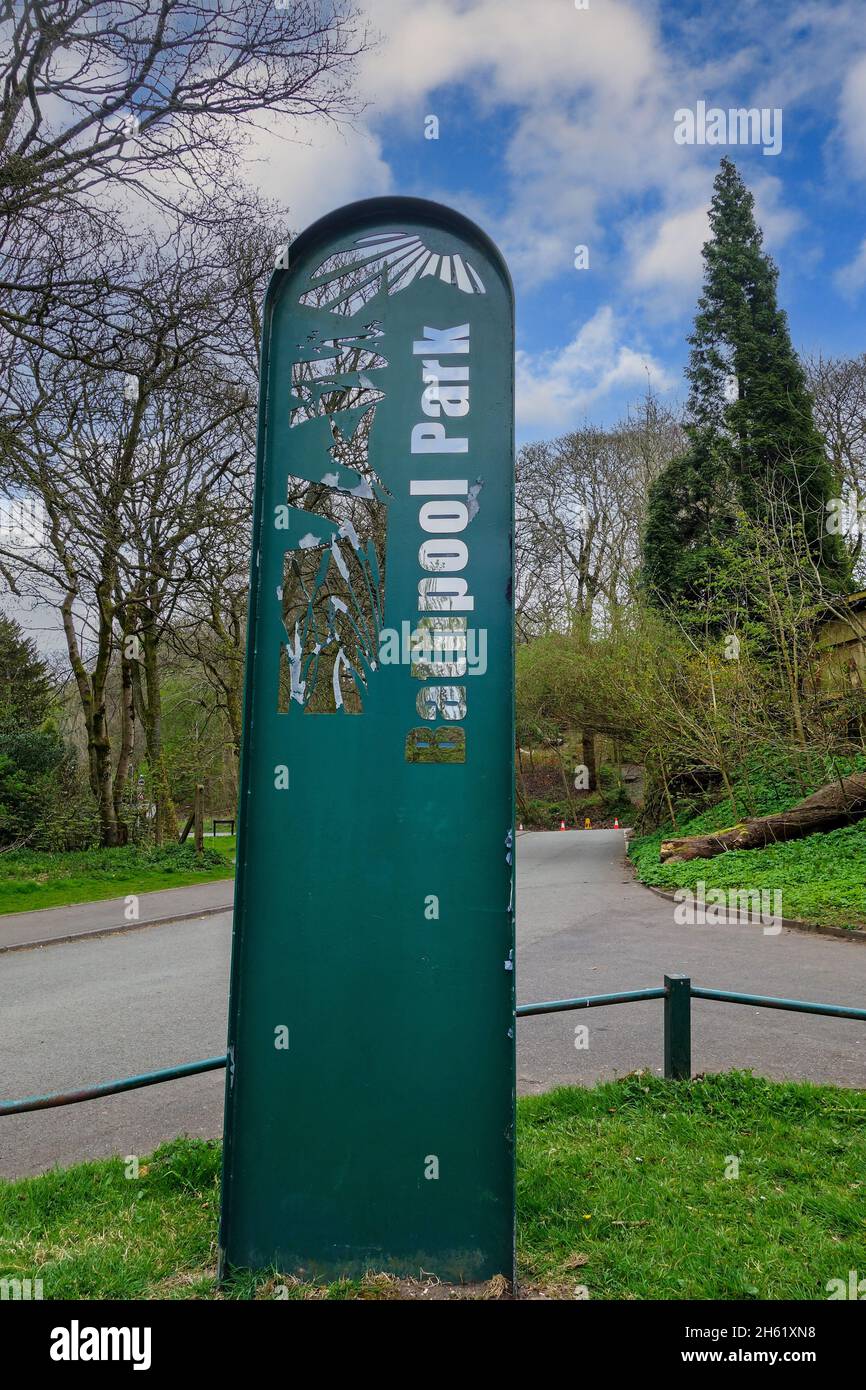 Ein grün lackiertes Metallschild mit der Aufschrift Bathpool Park in Stoke on Trent, Staffordshire, England, Großbritannien Stockfoto