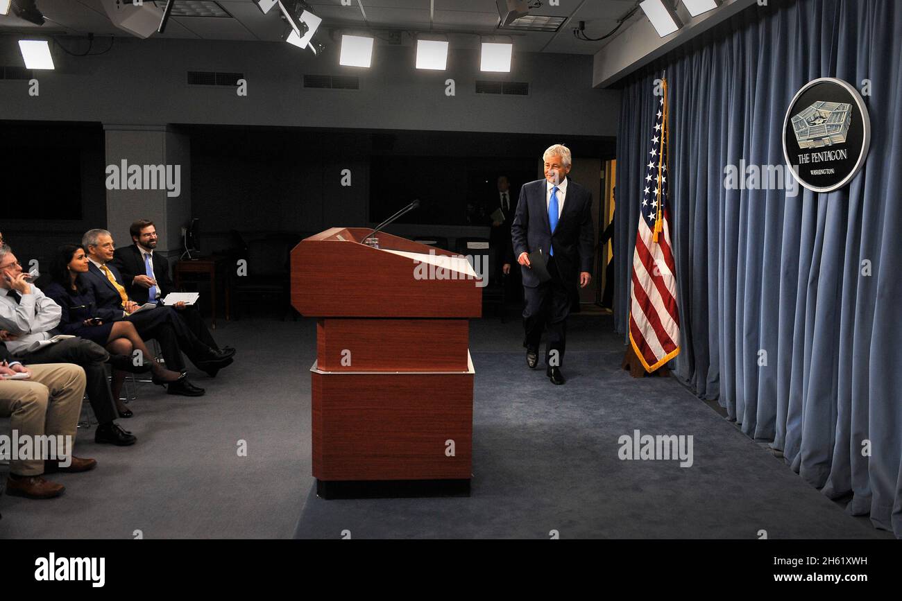 In seiner ersten Pressekonferenz als Verteidigungsminister stellt Chuck Hagel den stellvertretenden Verteidigungsminister Ashton Carter am 28. Februar 2013 vor. Stockfoto