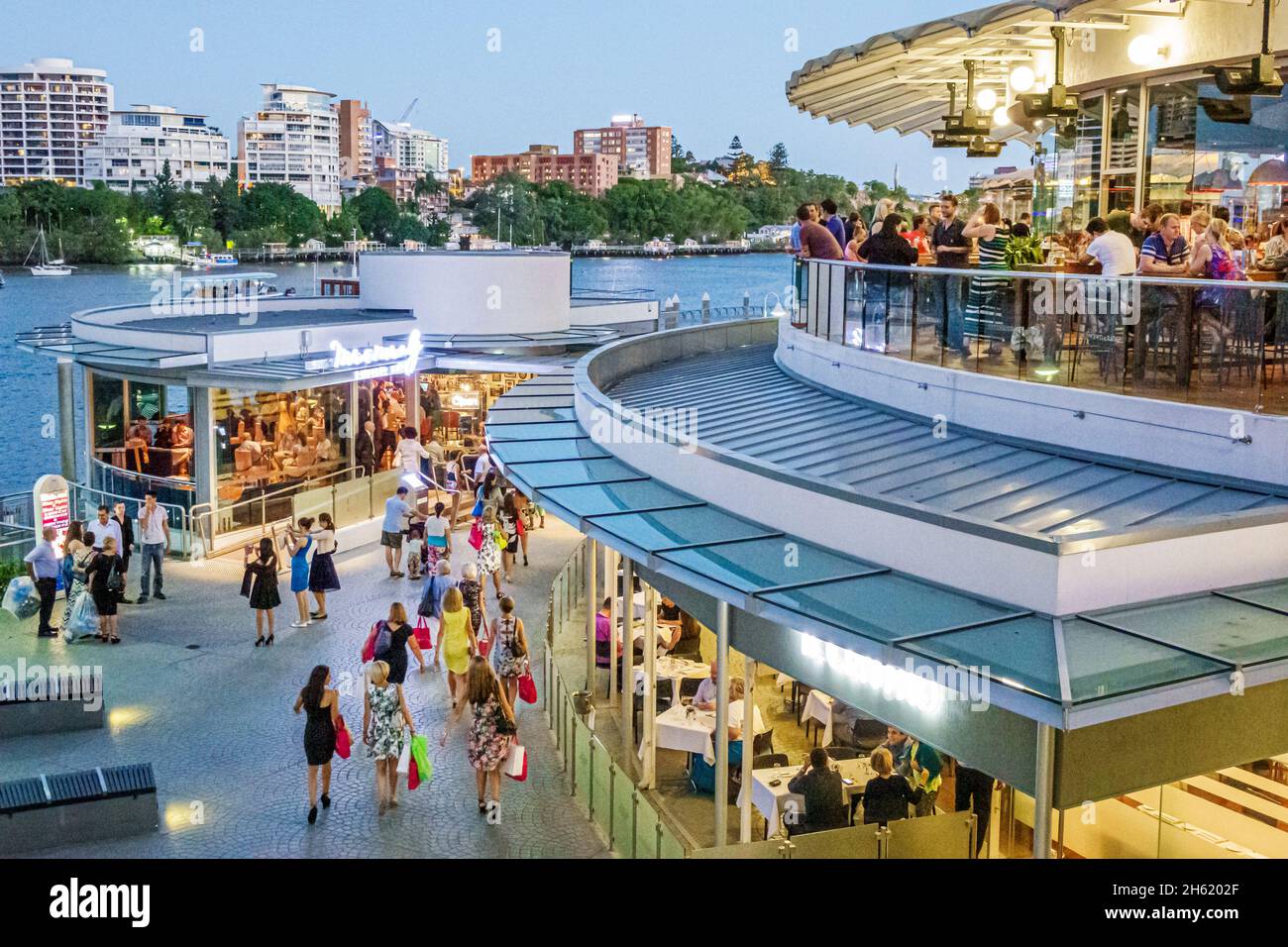 Brisbane Australien, Brisbane River CBD, City Skyline Gebäude, Eagle Street Pier, Riverside Centre Restaurant am Abend am Wasser Stockfoto