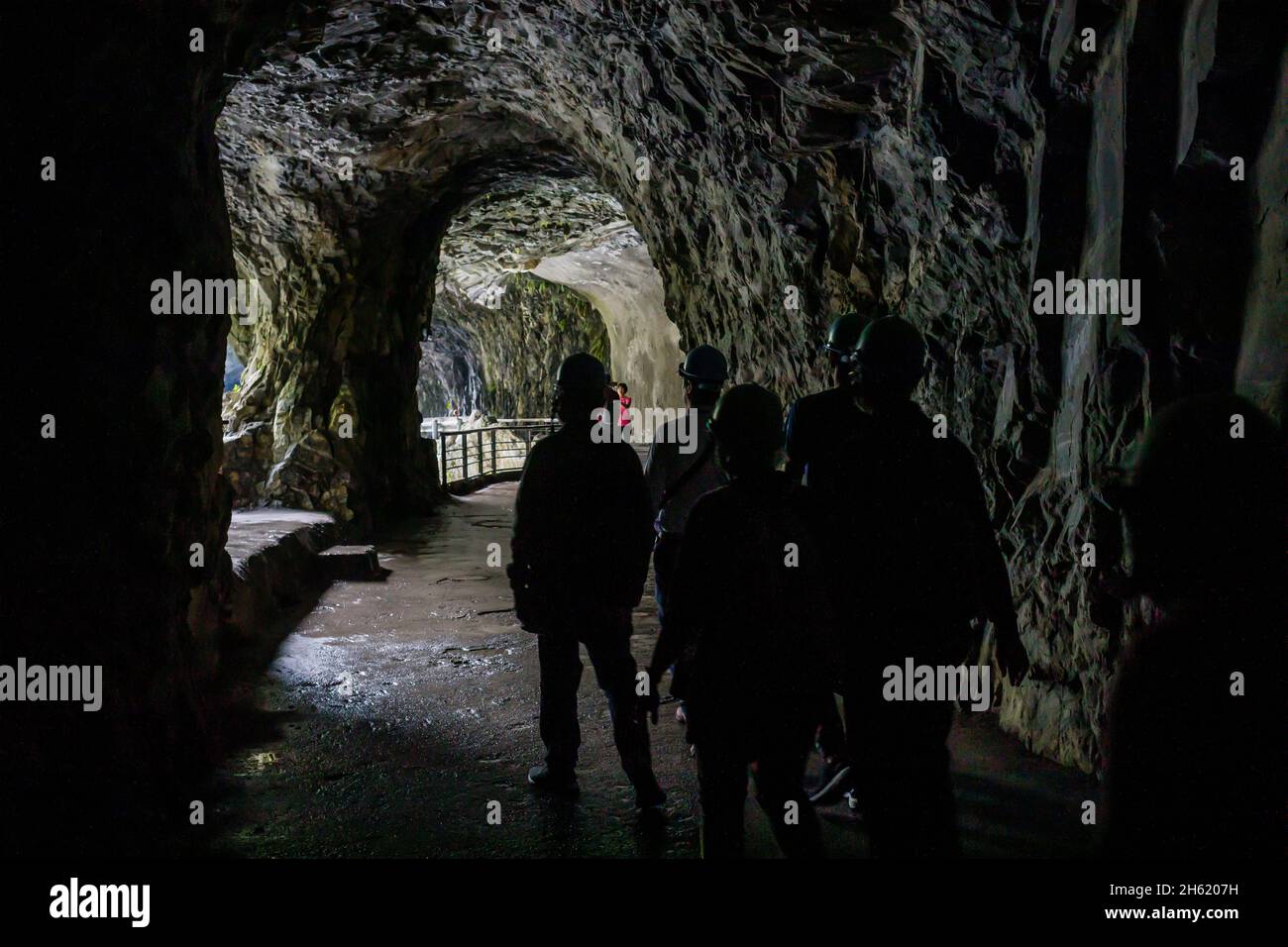 Touristen in Felsformationen in taroko Schlucht Nationalpark Stockfoto