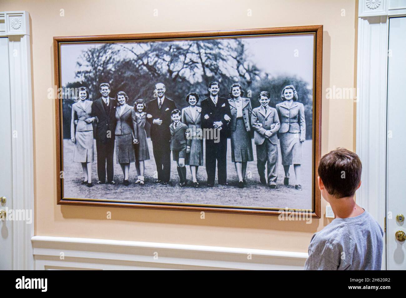 Boston Massachusetts, South Boston, JFK, John F. Kennedy Presidential Library & Museum, Ausstellung Junge aussehende Familie historisches Porträt im Inneren Stockfoto
