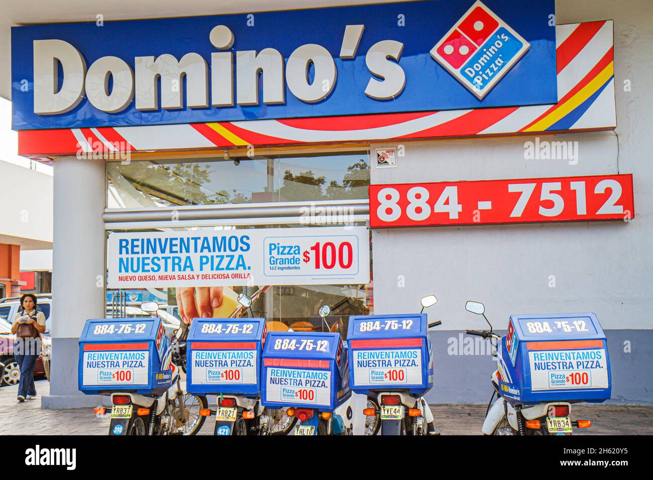 Cancun Mexiko, Mexikanisch, Avenida Coba, Domino's Pizza globales Unternehmen Pizzeria, Lieferung Motorräder Spanisch Englisch Sprache zweisprachige Logo Stockfoto