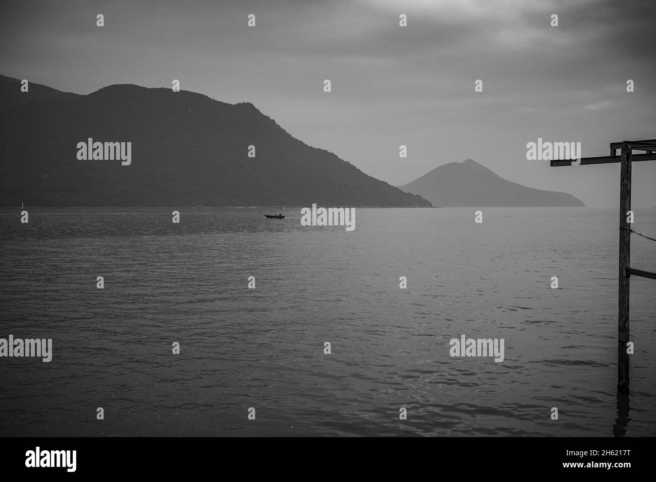 Einsames Fischerboot und Steg in der Bucht des Fischerdorfes Tai o, lantau Stockfoto