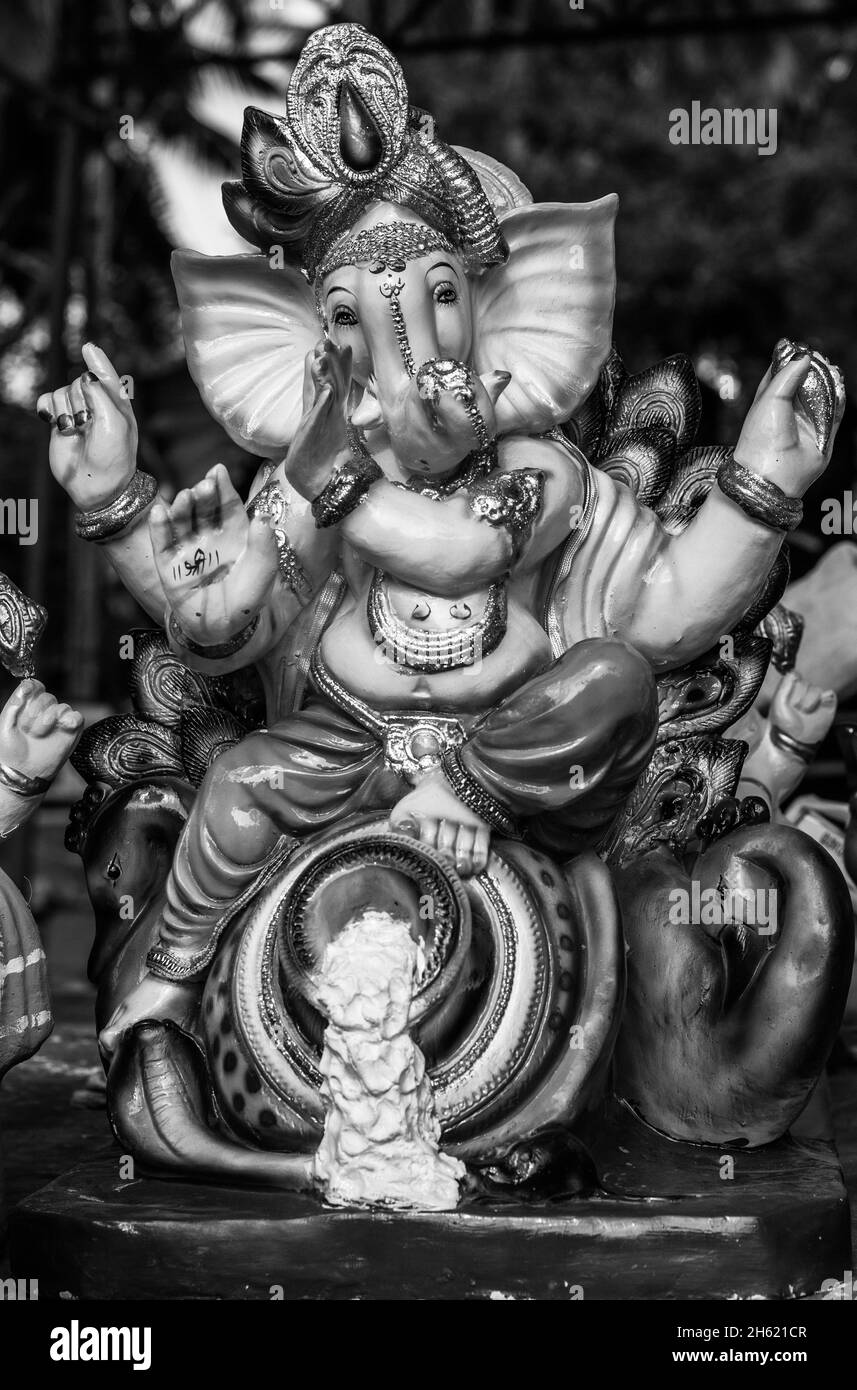 Gott Ganesha Elefantenstatue mit mehreren Händen zum Hindu Festival Ganesha Chaturthin in Indien zu feiern. Schwarzweiß-Fotografie Stockfoto