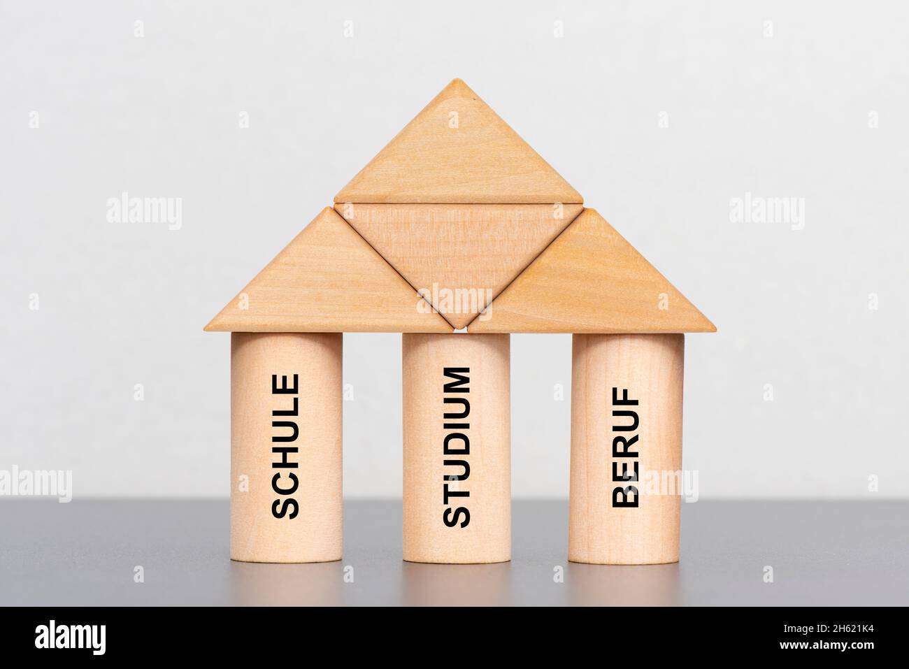 Drei Säulen mit Schule, Ausbildung und Arbeit Stockfoto