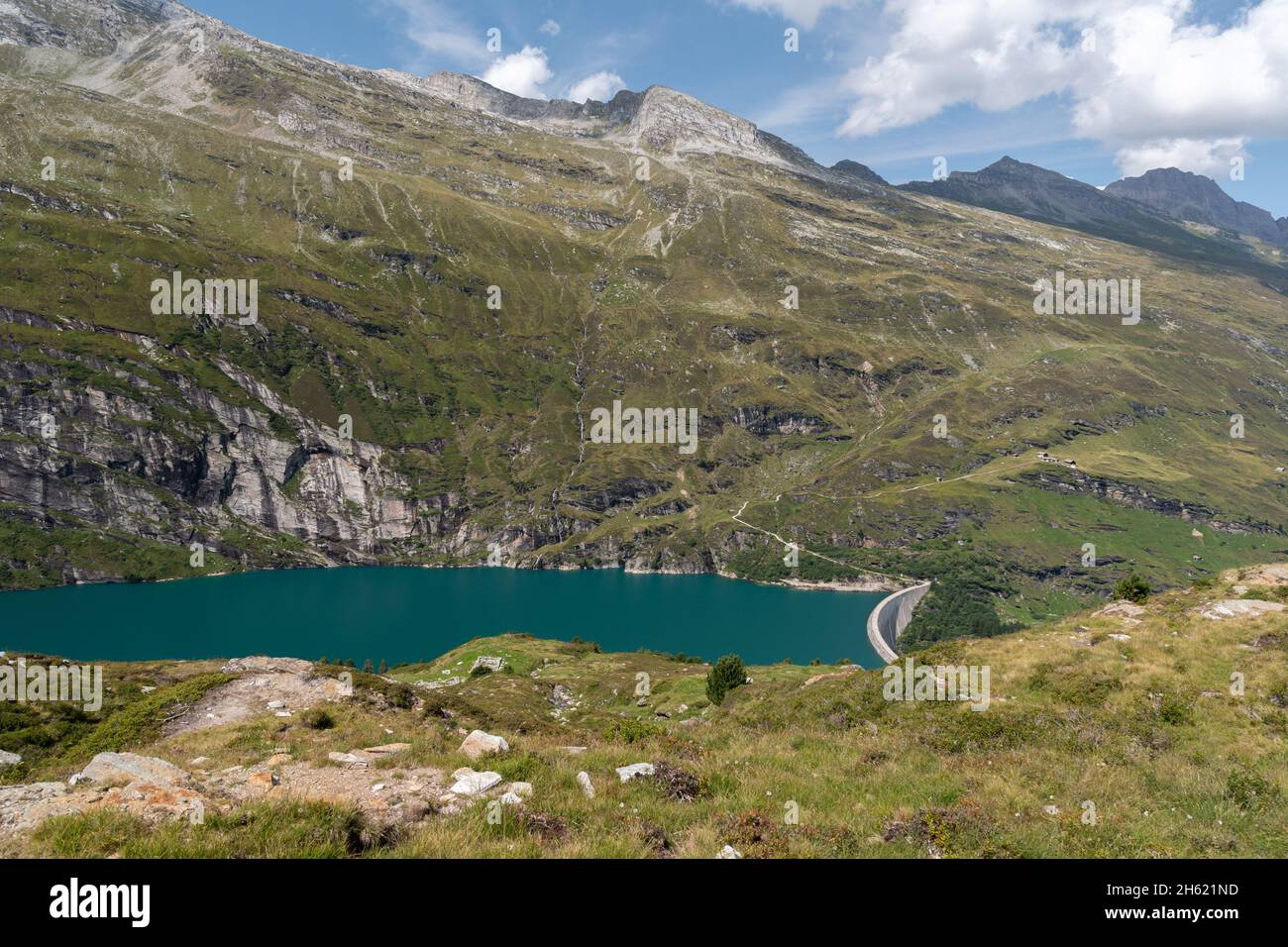 Vals, Schweiz, 21. August 2021 Blick über den Damm am Zervreila-See in einer alpinen Region Stockfoto