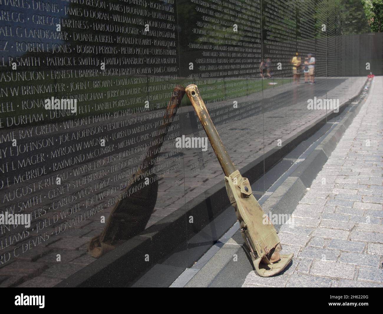 Waffe, die zu Ehren eines Soldaten an der Vietnam Memorial Wall, Washington, D.C., USA, 2021, hinterlassen wurde © Katharine Andriotis Stockfoto