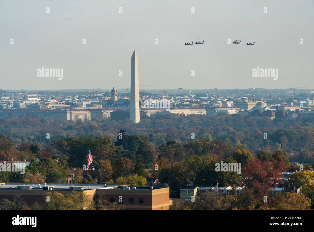 Washington, Vereinigte Staaten Von Amerika. November 2021. Washington, Vereinigte Staaten von Amerika. 11. November 2021. Hubschrauber der US-Armee UH-60 Black Hawk fliegen zu Ehren des Veterans Day, 11. November 2021 in Washington, DC, über den Nationalfriedhof von Arlington und das Washington Monument. Quelle: MSgt. Nicholmann Priest/USA Army Photo/Alamy Live News Stockfoto