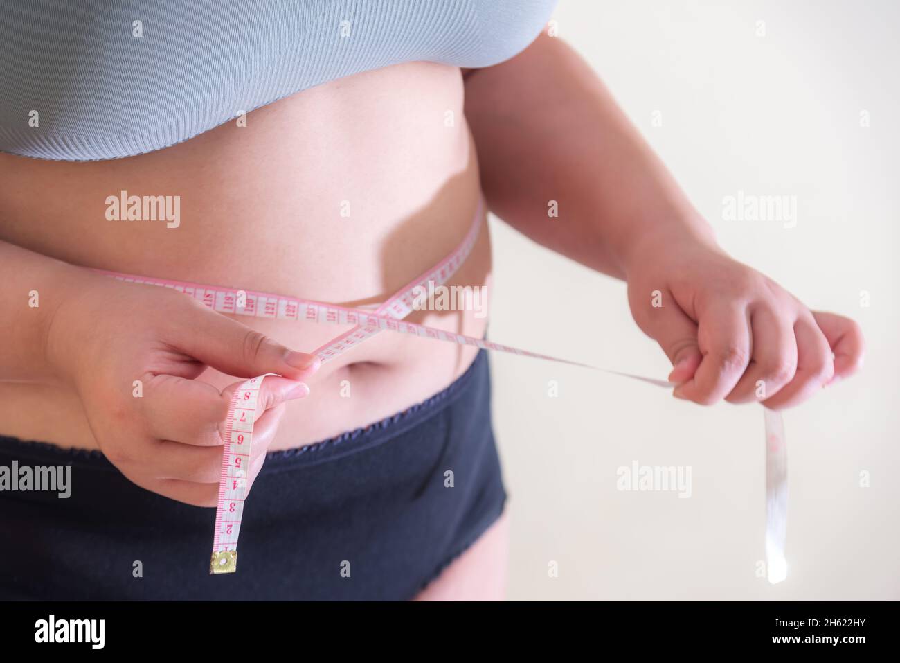 Fat Frauen., Bauch Frauen übergewichtig, Formen Sie sich gesunde Bauchmuskeln und Ernährung Lebensstil zu reduzieren Bauch Konzept. Stockfoto