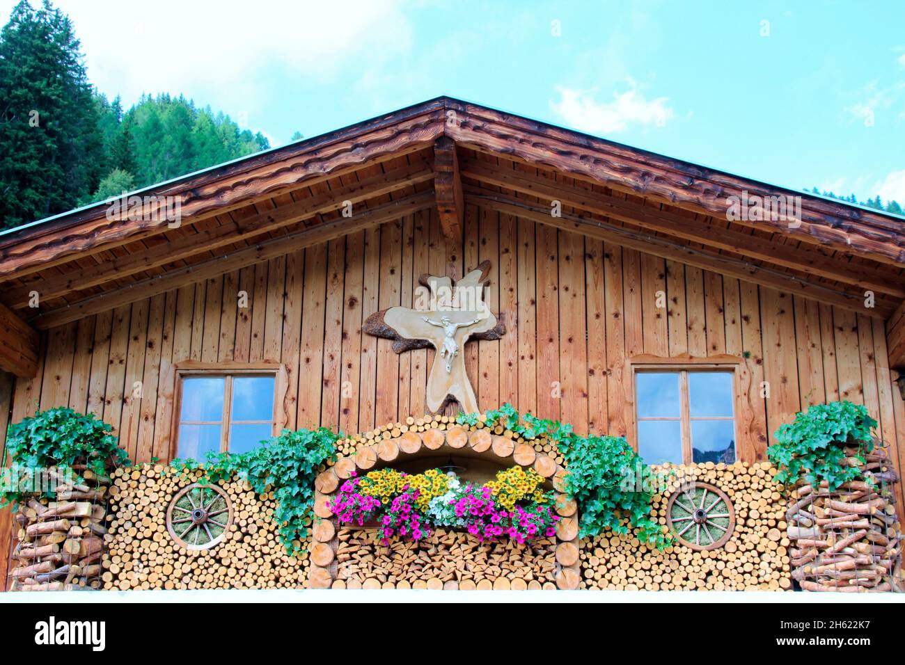 Haus, dekorativ, Holz, Blumen, Blumenschmuck, Kreuz, Fenster, Holzhaus, Navigationssystem, wipptal, tirol, österreich Stockfoto