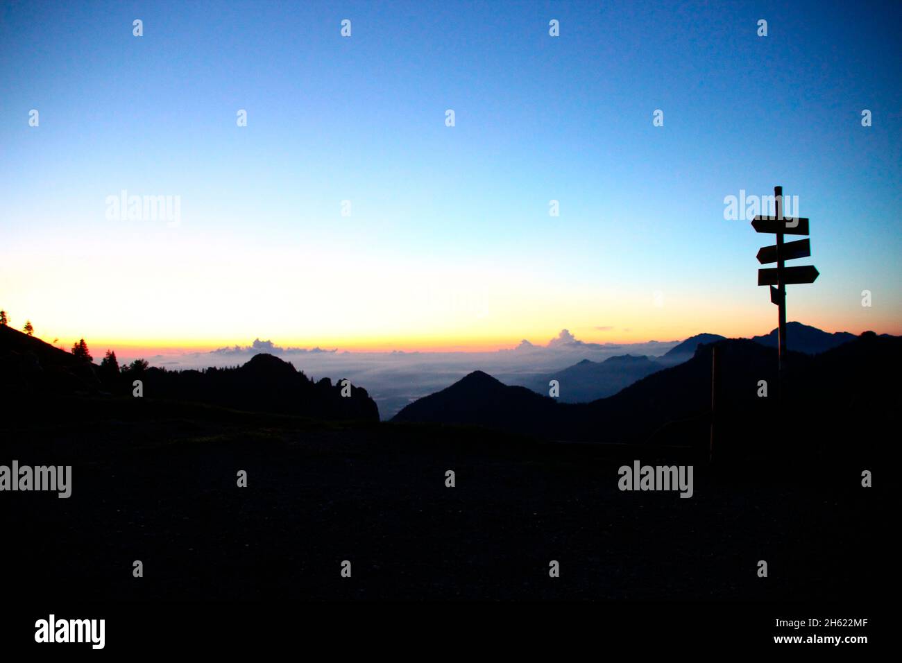 Wegweiser auf dem Weg zum Gipfel der kampenwand (1669 m) in chiemgau, chiemgauer alpen, bei aschau, oberbayern, bayern, süddeutschland, deutschland Stockfoto