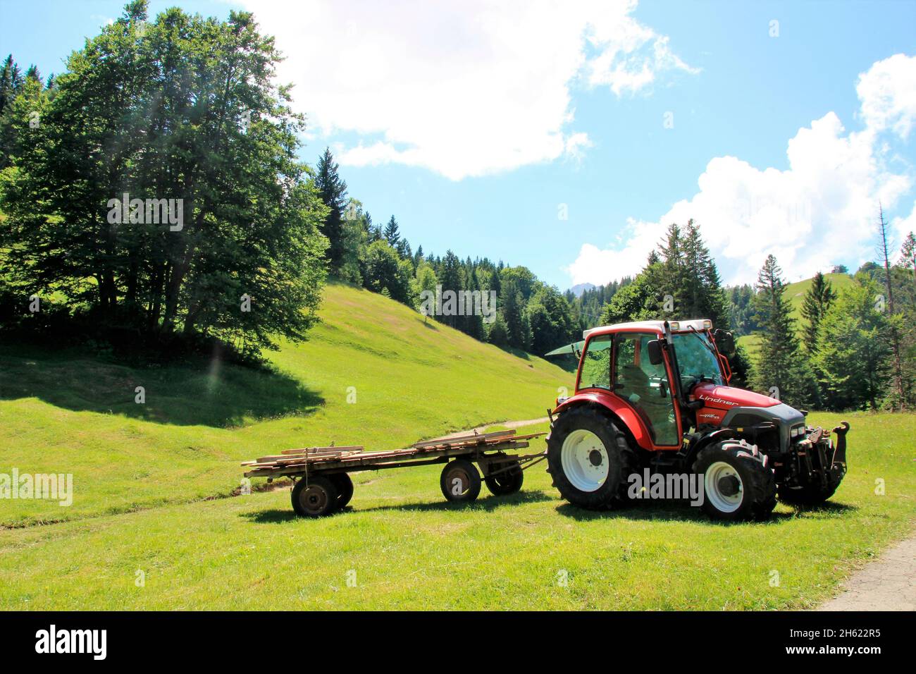 lindner geotrac 73,3300 cm–³, 3 Zylinder, bj. 2009,Traktor während der Heuernte,deutschland,bayern,oberbayern,werdenfelser Land,isartal,mittenwald,kranzberg,wildensee,buckelwiesen,Heuwagen Stockfoto
