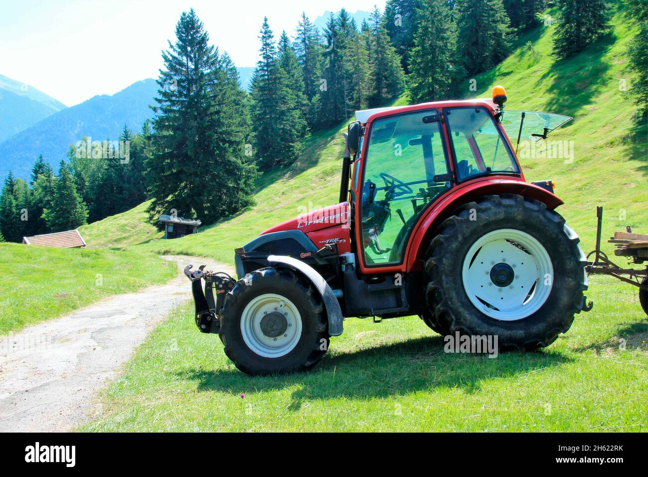 lindner geotrac 73,3300 cm–³, 3 Zylinder, bj. 2009,Traktor während der Heuernte,deutschland,bayern,oberbayern,werdenfelser Land,isartal,mittenwald,kranzberg,wildensee,buckelwiesen,Heuwagen Stockfoto