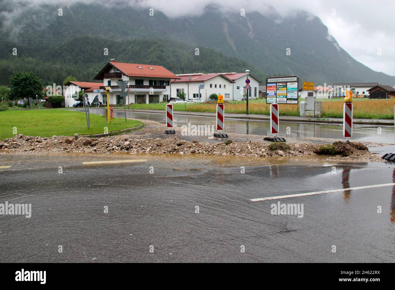 Wasserschaden in mittenwald,Hochwasser,Umwelt,Umweltschäden,europa,deutschland,bayern,oberbayern,werdenfelser Land,Sommer,Kordon,07/18/2021,Schuttstraße,Beschilderung,Umleitung Stockfoto