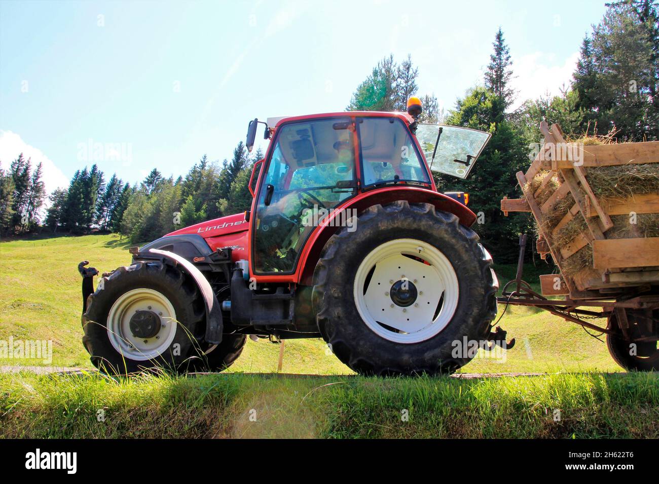 lindner geotrac 73,3300 cm–³, 3 Zylinder, bj. 2009,Traktor während der Heuernte,deutschland,bayern,oberbayern,werdenfelser Land,isartal,mittenwald,kranzberg,wildensee,buckelwiesen,Heuwagen Stockfoto