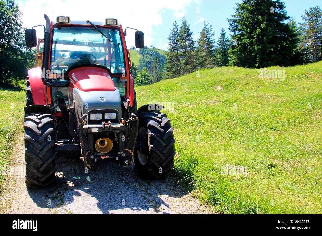 lindner geotrac 73,3300 cm–³, 3 Zylinder, bj. 2009,Traktor während der Heuernte,deutschland,bayern,oberbayern,werdenfelser Land,isartal,mittenwald,kranzberg,wildensee,buckelwiesen,Heuwagen Stockfoto