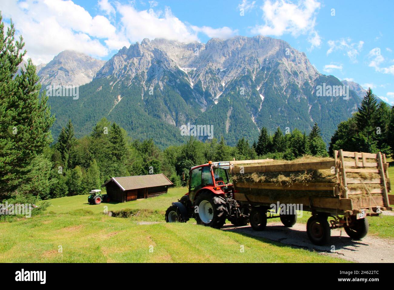 lindner geotrac 73,3300 cm–³, 3 Zylinder, bj. 2009,Traktor während der Heuernte,deutschland,bayern,oberbayern,werdenfelserland,isartal,mittenwald,wildensee,buckelwiesen,karwendelgebirge,Heuwagen,karwendel Stockfoto