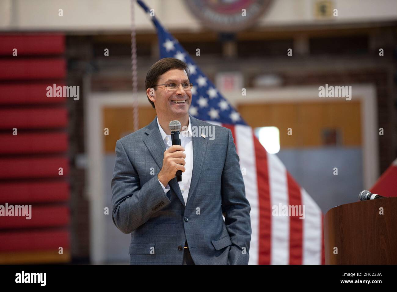 Berichtet: Der US-Verteidigungsminister Dr. Mark T. Esper hält ein Rathaus mit den Marines der II Marine Expeditionary Force, Camp Lejeune, North Carolina, 24. September 2019. Stockfoto