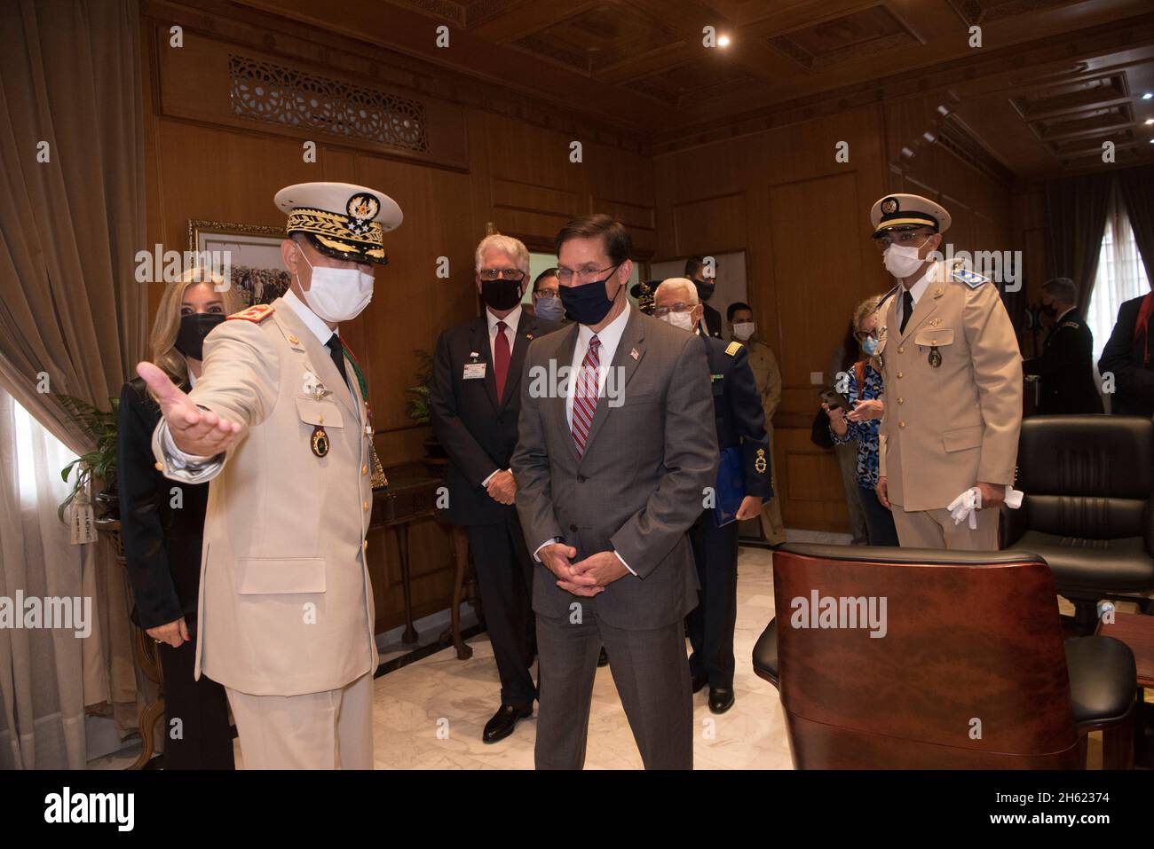 Referat: Verteidigungsminister Dr. Mark T. Esper trifft sich mit dem Generalinspekteur des Königreichs Marokko, General Abdelfattah Louarak, beim Royal Moroccan Armed Forces Headquaters, Rabat, Marokko, 2. Oktober 2020. Stockfoto