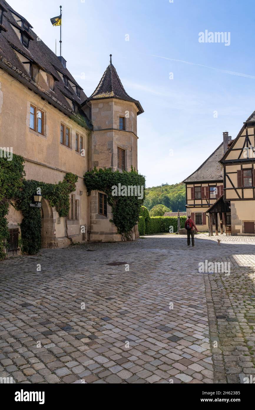 europa,deutschland,baden-württemberg,schönbuch Region,schönbuch Naturpark,bebenhausen,Besucher zwischen Schloss und Abtshaus im Kloster bebenhausen Stockfoto