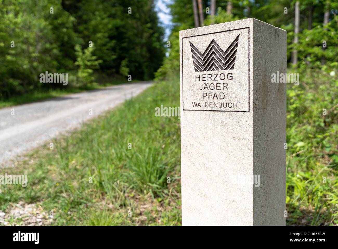 europa,deutschland,baden-württemberg,schönbuch Region,waldenbuch,Wegmarkierung des herzog-jäger-Weges am Wegesrand Stockfoto