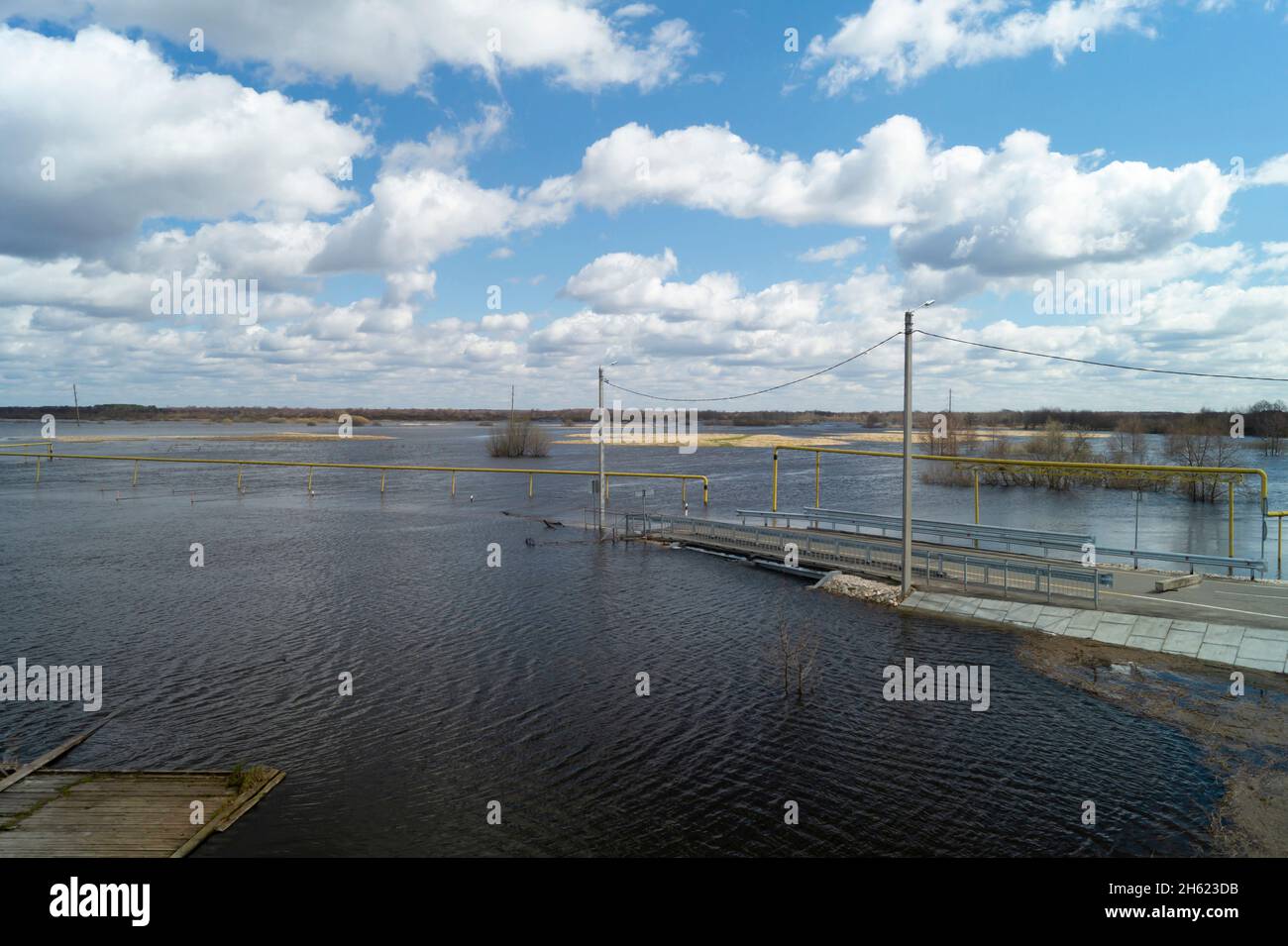 Frühjahr Hochwasser in ländlichen Geländes auf Hintergrund blauer Himmel mit weißen Wolken Stockfoto