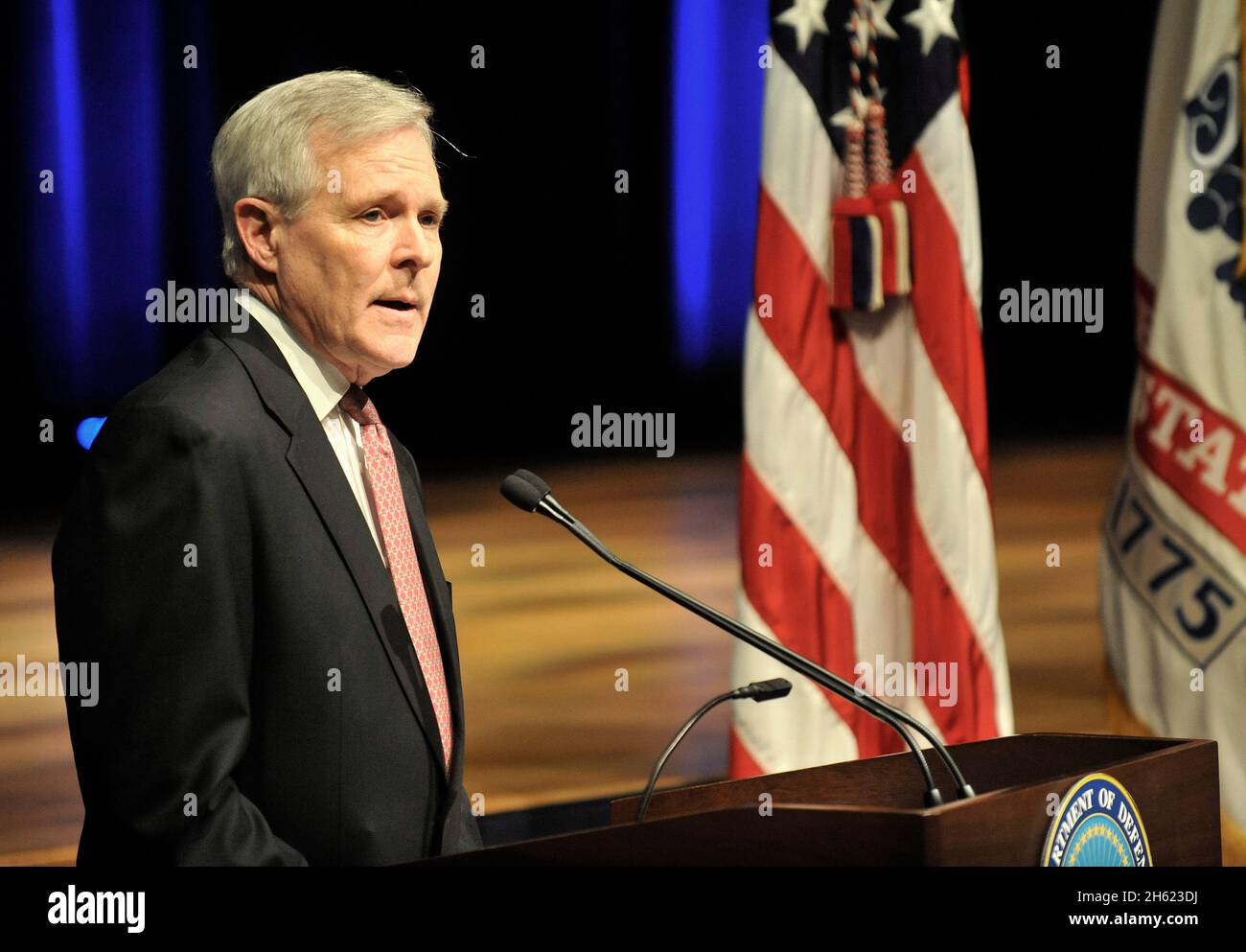 Navy-Sekretär Ray Mabus hält Eröffnungsansprache während eines Holocaust-Gedenkens, das am Donnerstag, dem 19. April 2012, im Auditorium des US-Verteidigungsministerium stattfand. Stockfoto