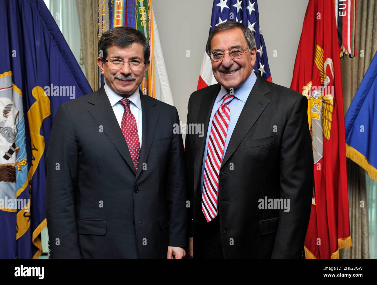 Verteidigungsminister Leon E. Panetta, rechts, trifft sich mit Ahmet Davutoglu, dem türkischen Außenminister, am 13. Februar 2012 im Pentagon. Stockfoto