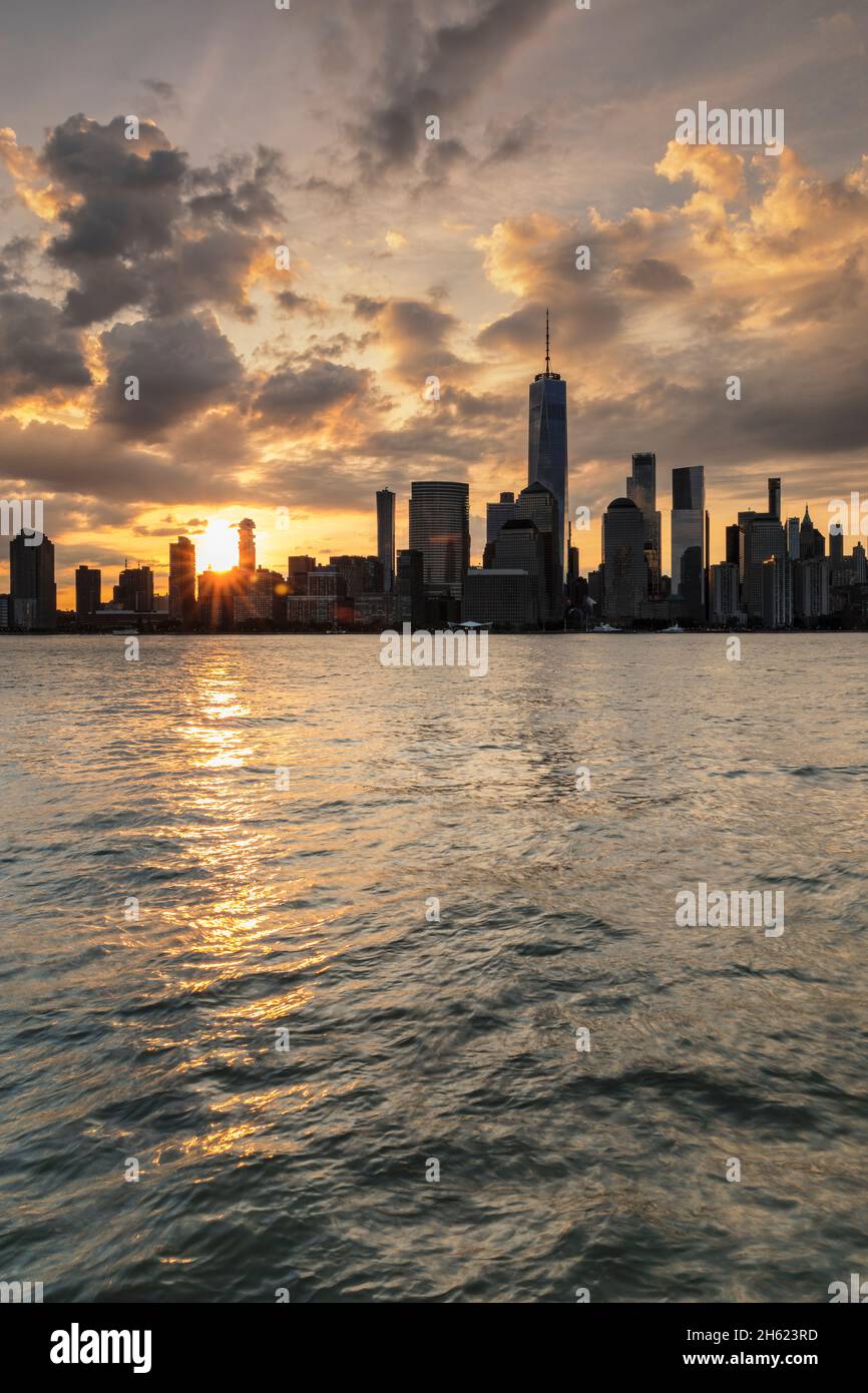 Skyline von manhattan mit one world Trade Center bei Sonnenaufgang, New york City, New york State, usa Stockfoto