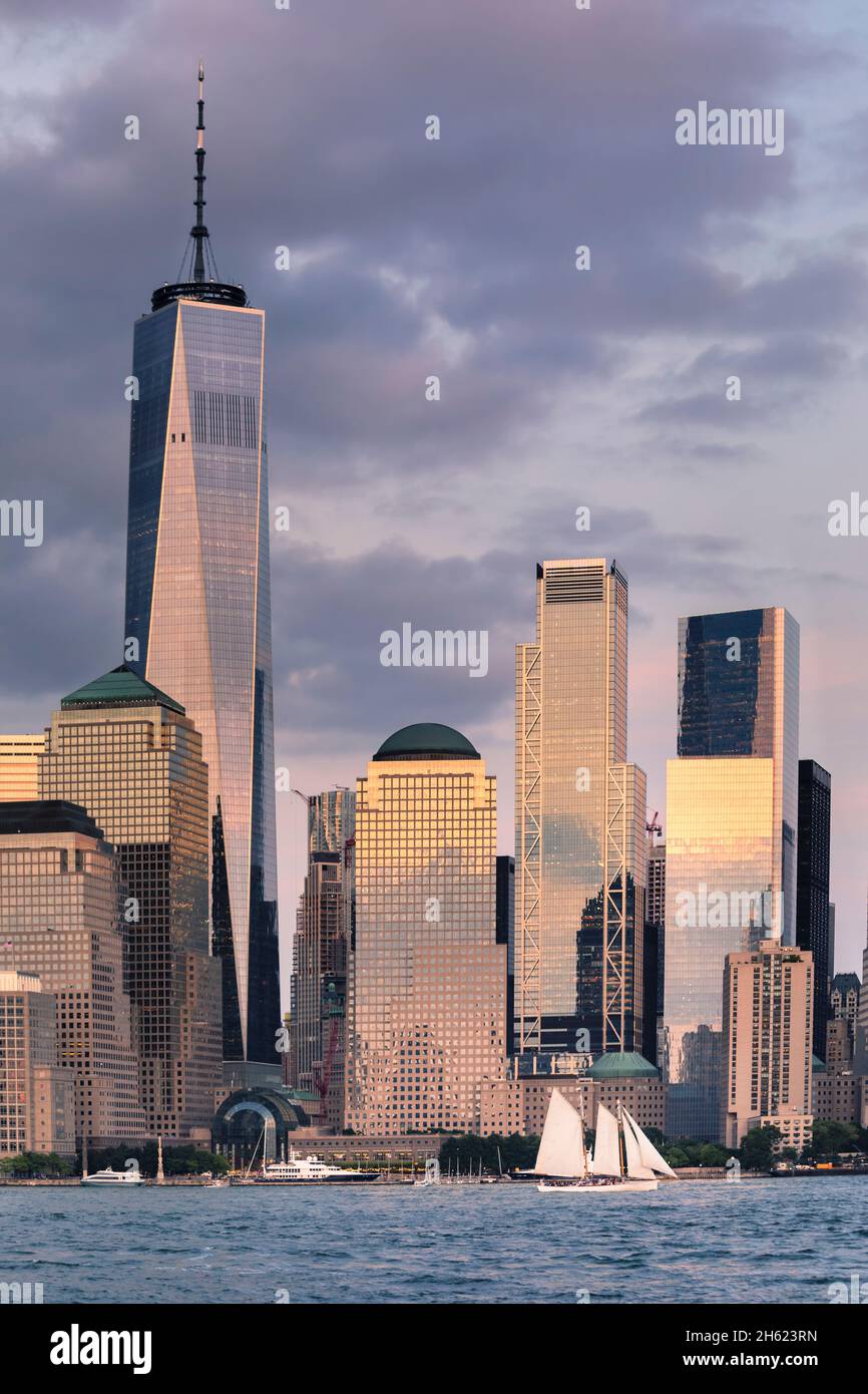 Skyline von manhattan mit one world Trade Center bei Sonnenuntergang, New york City, New york State, usa Stockfoto