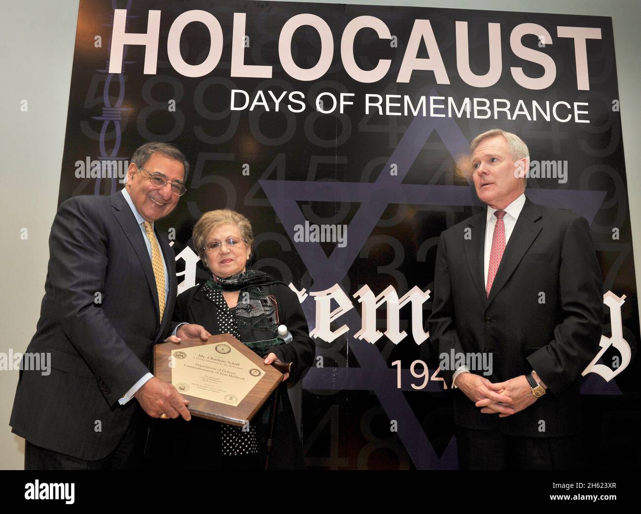 Verteidigungsminister Leon E. Panetta überreicht der Holocaust-Überlebenden Charlene Schiff eine Gedenktafel, nachdem sie am Donnerstag, den 19. April 2012, im Pentagon Auditorium ein Holocaust-Gedenken gehalten hat. Ebenfalls abgebildet ist Raymond E. Mabus, Sekretär der Marine, rechts. Stockfoto