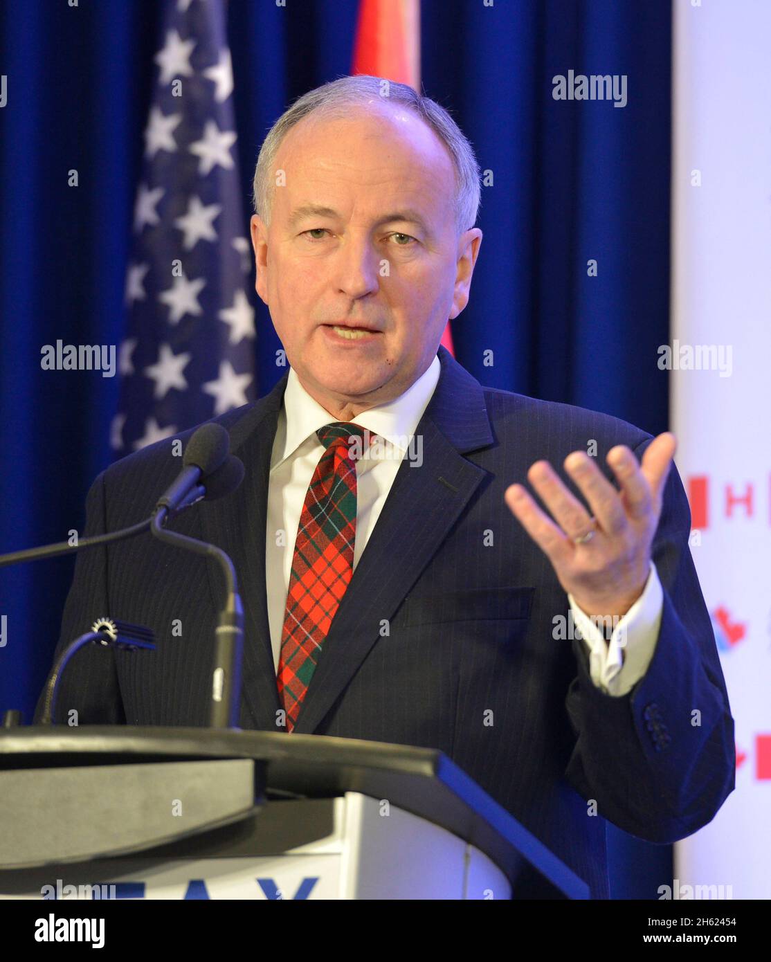 Der kanadische Verteidigungsminister Rob Nicholson spricht während einer Pressekonferenz am 22. November 2013 mit Reportern Stockfoto