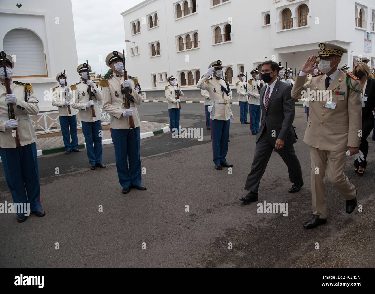 Referat: Verteidigungsminister Dr. Mark T. Esper trifft sich mit dem Generalinspekteur des Königreichs Marokko, General Abdelfattah Louarak, beim Royal Moroccan Armed Forces Headquaters, Rabat, Marokko, 2. Oktober 2020. Stockfoto