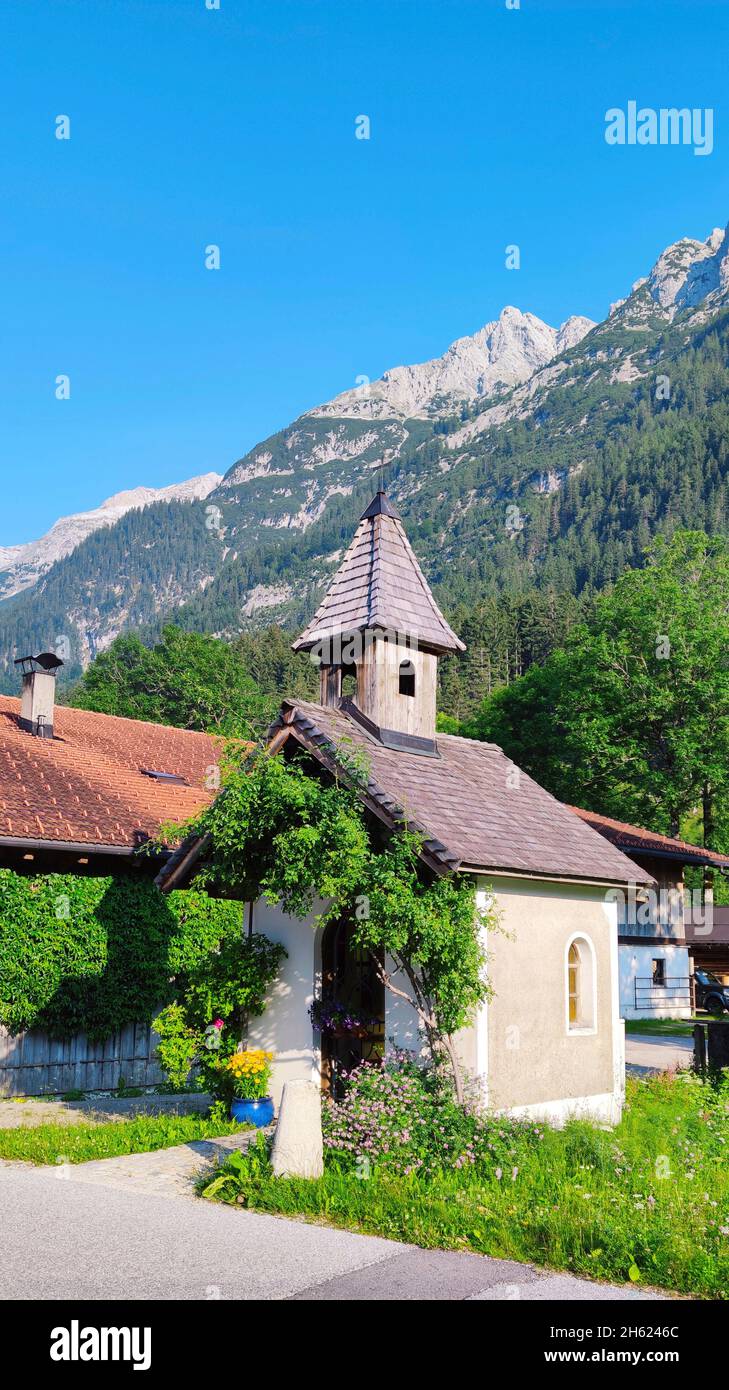 Kleine Kapelle neben einem Bauernhof im tiroler leutaschtal Stockfoto