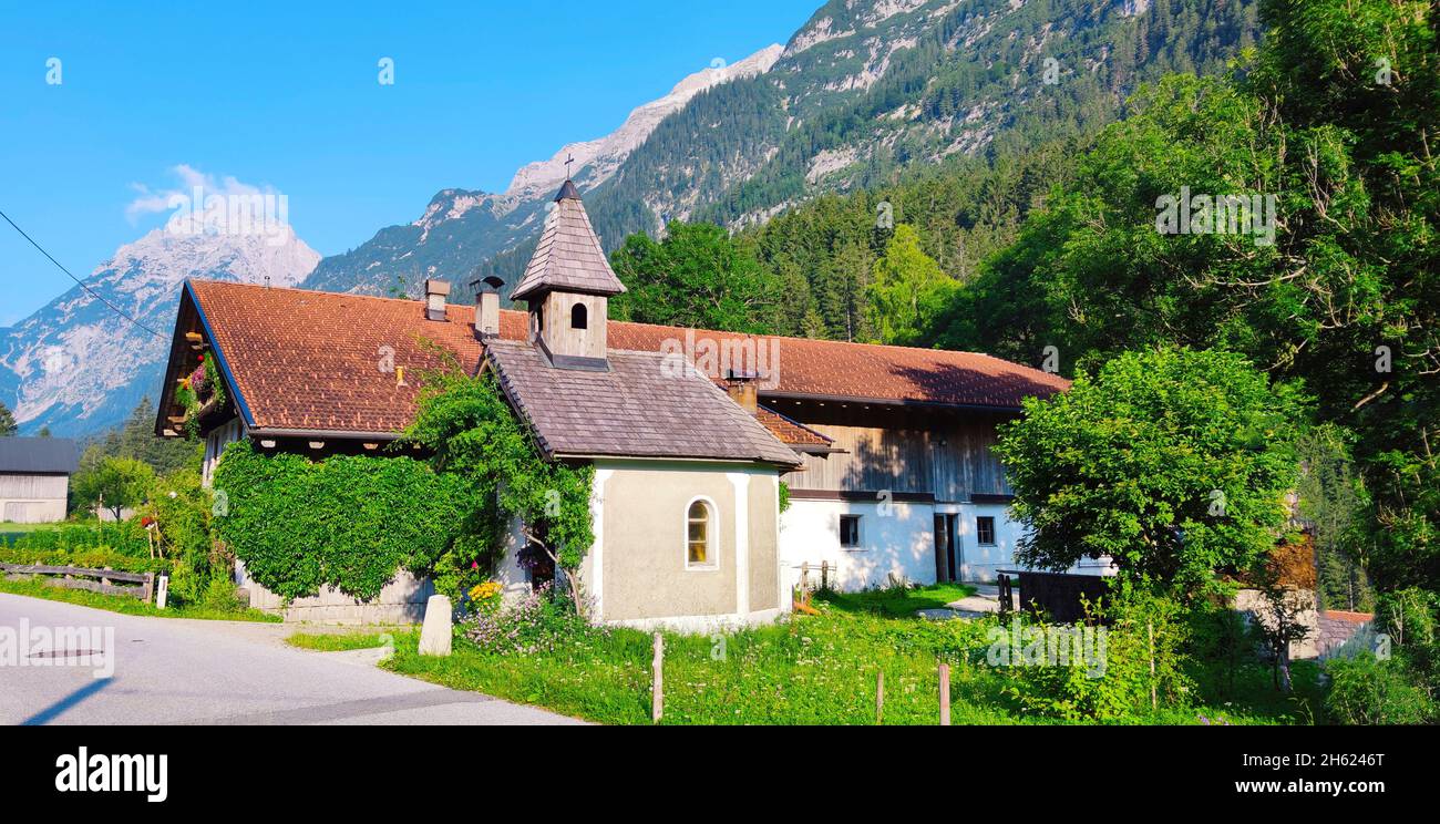 Kleine Kapelle neben einem Bauernhof im tiroler leutaschtal Stockfoto