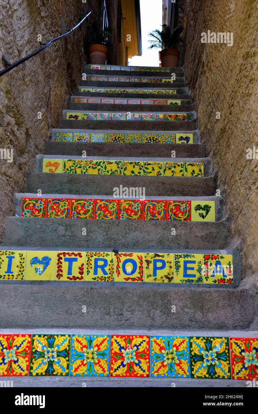 Typische keramische Treppe in Tropea Italien Stockfoto