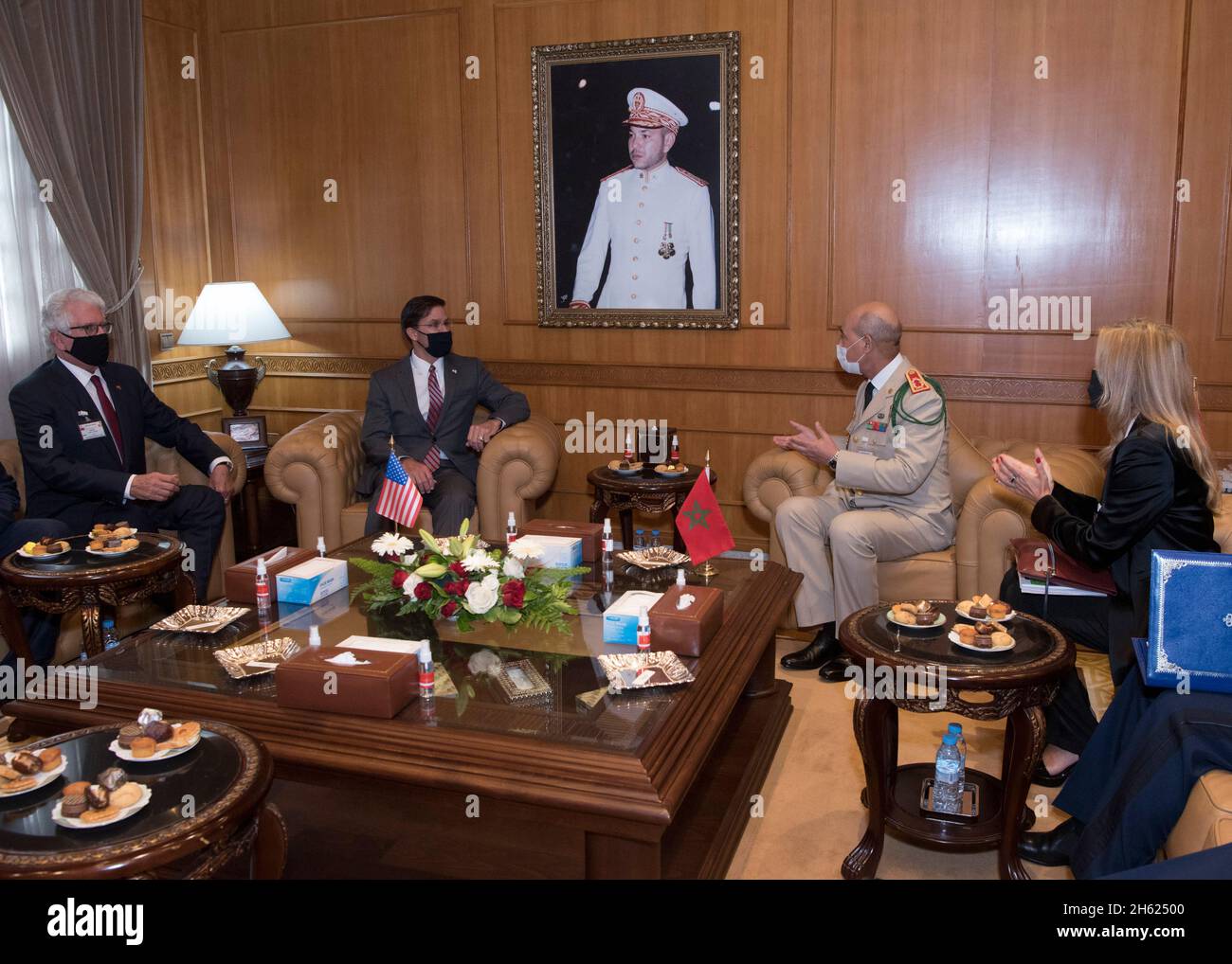 Referat: Verteidigungsminister Dr. Mark T. Esper trifft sich mit dem Generalinspekteur des Königreichs Marokko, General Abdelfattah Louarak, beim Royal Moroccan Armed Forces Headquaters, Rabat, Marokko, 2. Oktober 2020. Stockfoto