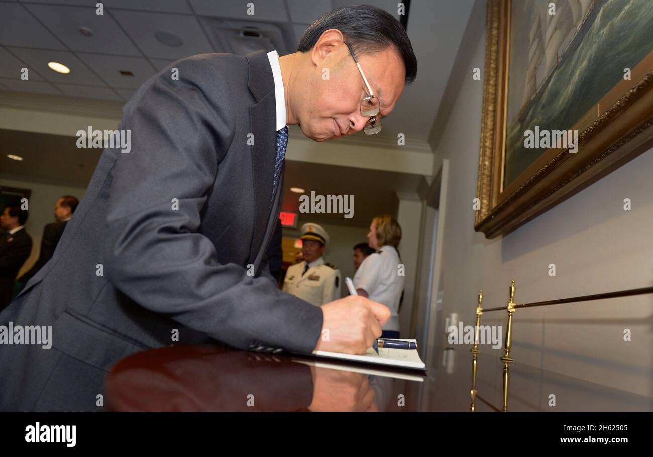 Der chinesische Staatsrat Yang Jiechi unterschreibt das Gästebuch vor einem Treffen mit Verteidigungsminister Chuck Hagel im Pentagon am 12. Juli 2013. Stockfoto