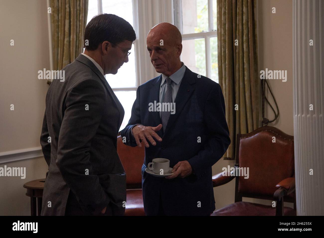 Referat: Verteidigungsminister Dr. Mark T. Esper spricht mit dem stellvertretenden Vorsitzenden von RUSI, John Scarlett, bevor er bei RUSI oder dem Royal United Services Institute, London, England, am 6. September 2019 eine Rede hält. Stockfoto