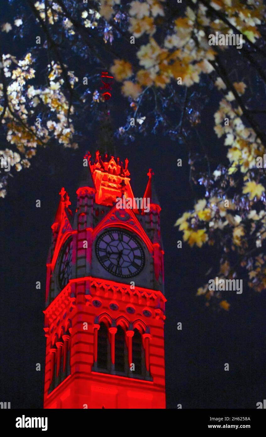 11/11/2021 Gravesend UK der historische Uhrenturm von Gravesend leuchtet am 11. November rot in Erinnerung an die Mitglieder der Streitkräfte, die ihre li verloren haben Stockfoto