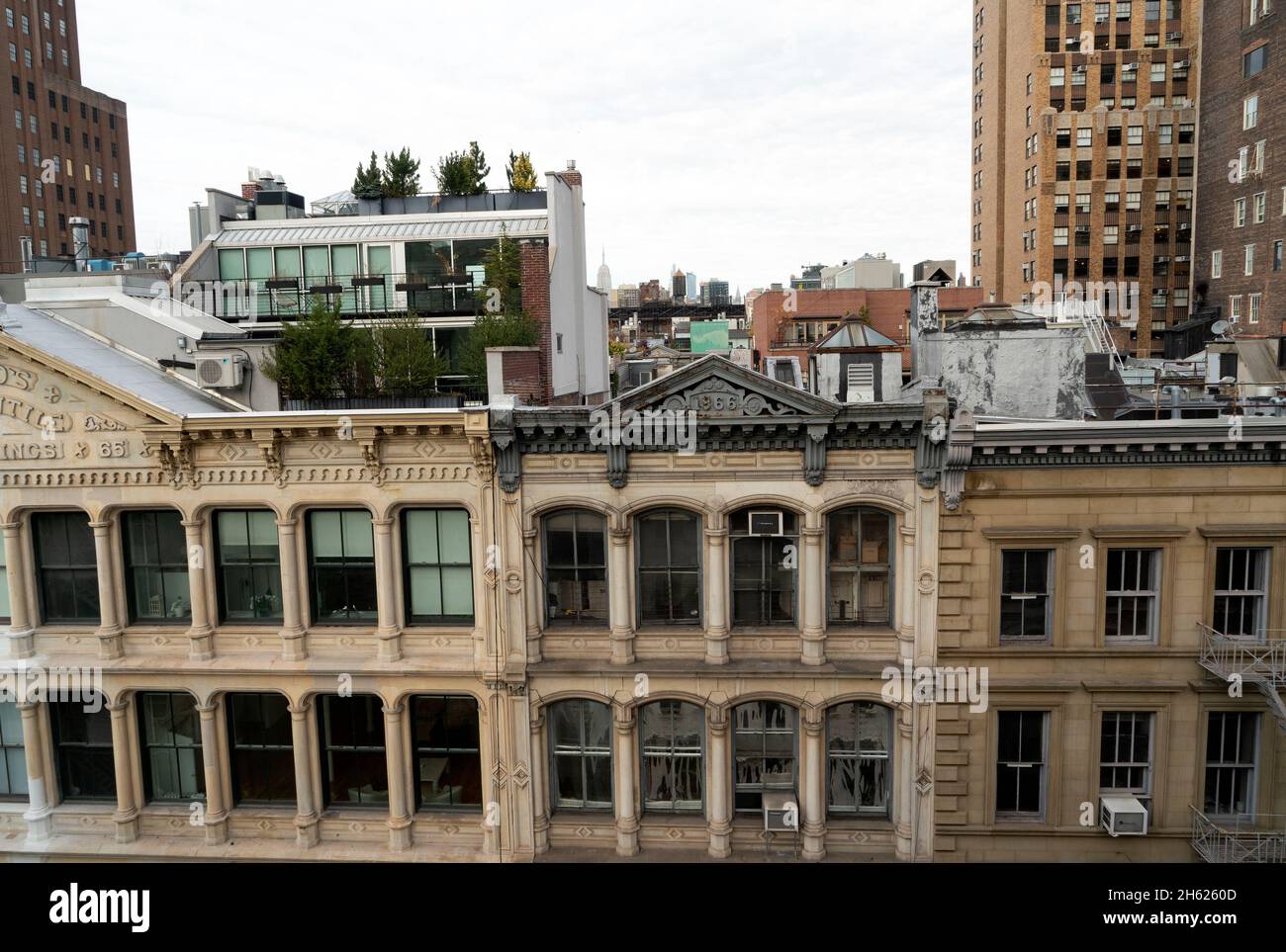 Viele Gebäude entlang der White Street in Tribeca wurden am Ende des Bürgerkrieges für die Nutzung durch Unternehmen errichtet, die mit Textilien und Trockenwaren in Verbindung stehen. Stockfoto