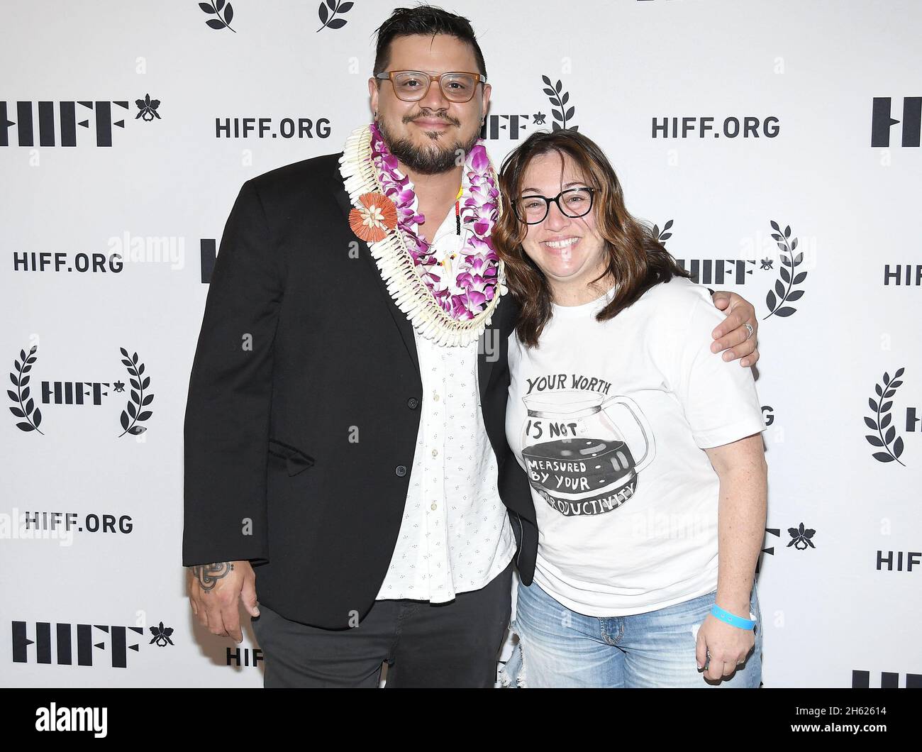 Los Angeles, USA. November 2021. (L-R) die Filmemacher Sterlin Harjo und Ciara Lacy beim 41. Hawai'i International Film Festival - LOVE AND FURY Screening, das am Donnerstag, dem 11. November 2021, in den Consolidated Theatres in Honolulu, HI, stattfand. (Foto: Sthanlee B. Mirador/Sipa USA) Quelle: SIPA USA/Alamy Live News Stockfoto