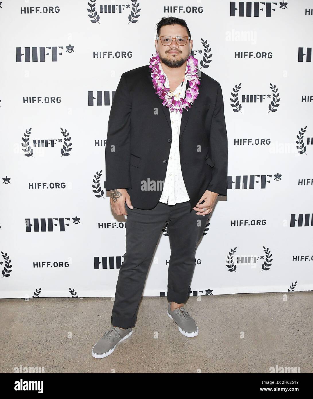 Los Angeles, USA. November 2021. Der Filmemacher Sterlin Harjo kommt zur 41. Hawai'i International Film Festival - LOVE AND FURY Screening, die am Donnerstag, dem 11. November 2021, in den Consolidated Theatres in Honolulu, HI, stattfand. (Foto: Sthanlee B. Mirador/Sipa USA) Quelle: SIPA USA/Alamy Live News Stockfoto