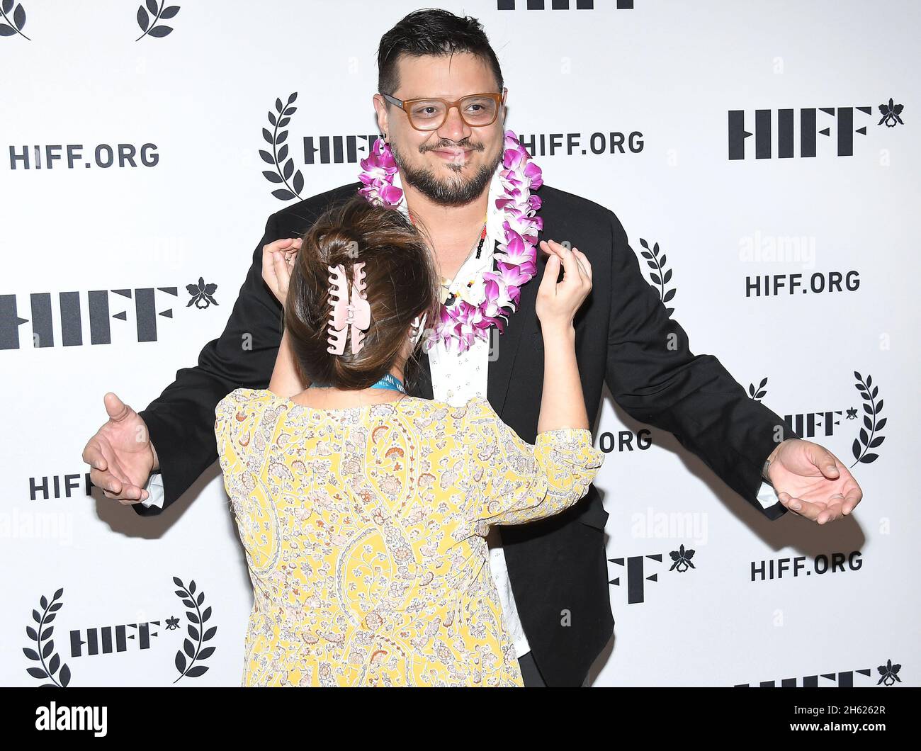 Los Angeles, USA. November 2021. (L-R) Gabriella Gualkano begrüßt Sterlin Harjo mit einem Lei bei der 41. Hawai'i International Film Festival - LOVE AND FURY Screening, die am Donnerstag, dem 11. November 2021, in den Consolidated Theatres in Honolulu, HI, stattfand. (Foto: Sthanlee B. Mirador/Sipa USA) Quelle: SIPA USA/Alamy Live News Stockfoto