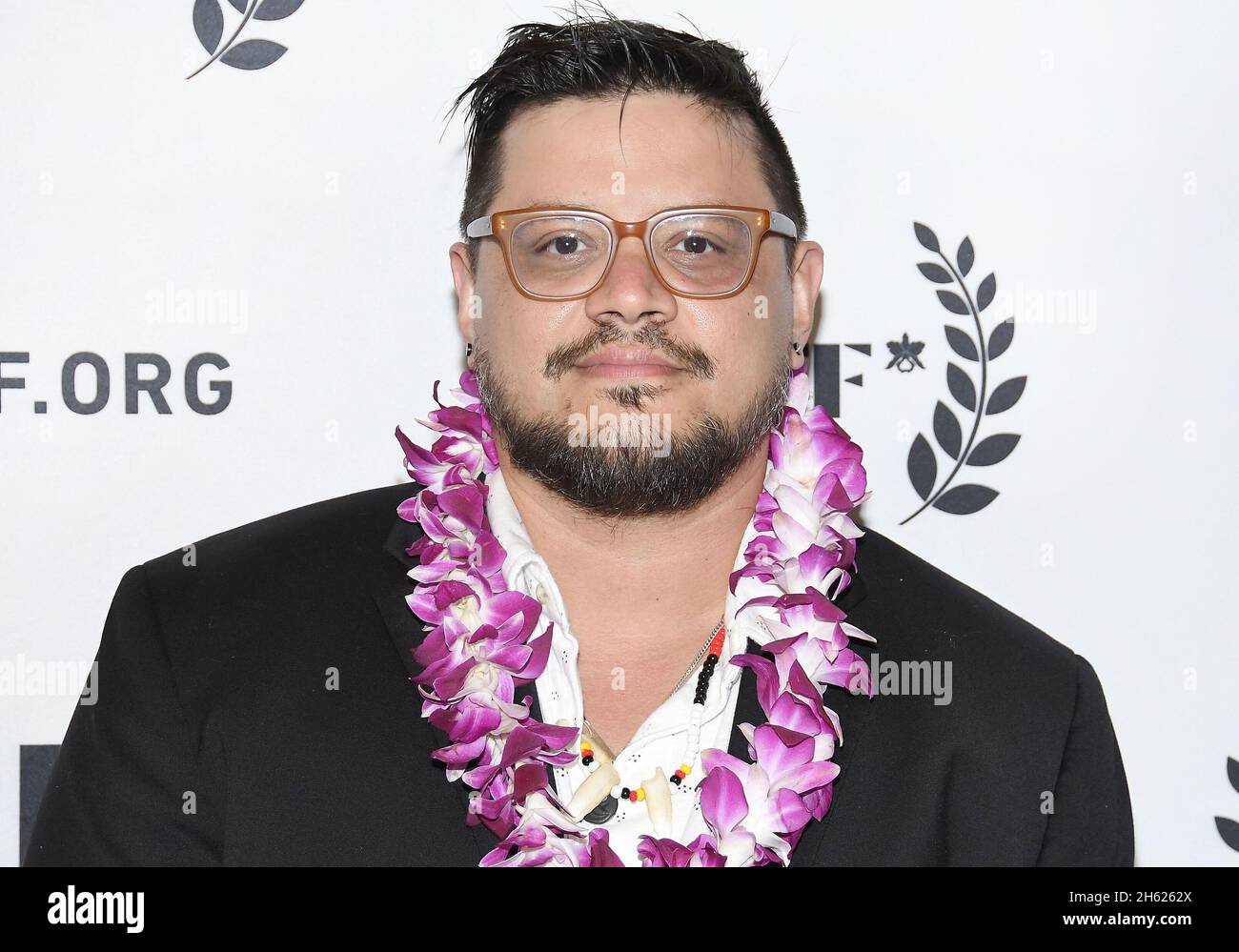 Los Angeles, USA. November 2021. Der Filmemacher Sterlin Harjo kommt zur 41. Hawai'i International Film Festival - LOVE AND FURY Screening, die am Donnerstag, dem 11. November 2021, in den Consolidated Theatres in Honolulu, HI, stattfand. (Foto: Sthanlee B. Mirador/Sipa USA) Quelle: SIPA USA/Alamy Live News Stockfoto