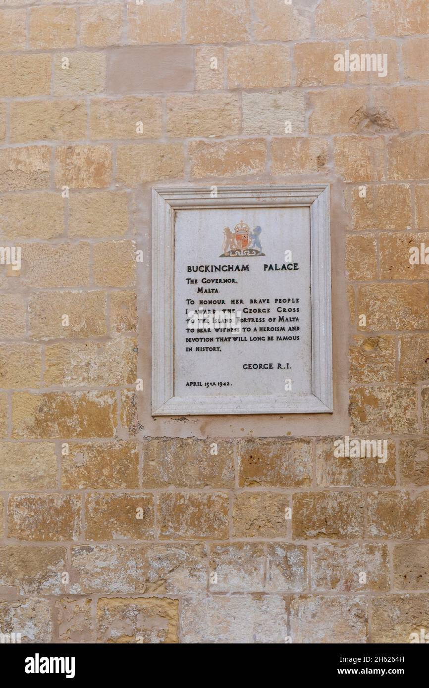 Gedenktafel aus dem Buckingham Palace, mit der das George Cross zu Ehren des maltesischen Volkes verliehen wurde, 15. April 1942. George VI Valletta, Malta Stockfoto