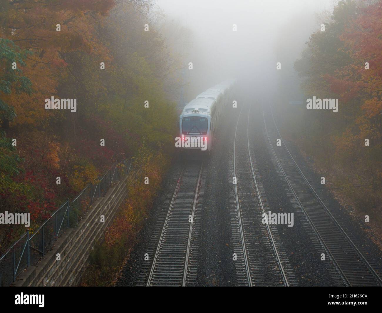 kanada, ontario, Tagesplan, Nahverkehr, Morgennebel, städtischer Pendlerzug, Stockfoto