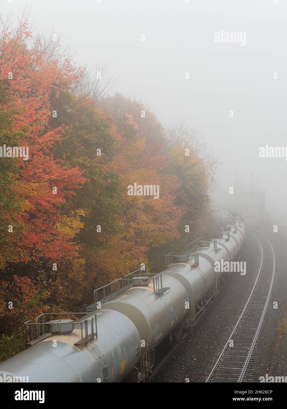 Herbstsaison in kanada, ontario, Wirtschaft, Güterzug, Morgennebel, Eisenbahnschienen, Tankwagen Stockfoto